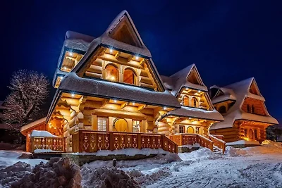 Ein großes Haus im Bergstil mit Spa-Bereich