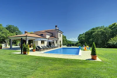 Villa mit Pool und Sonnenschirm in Rovinj