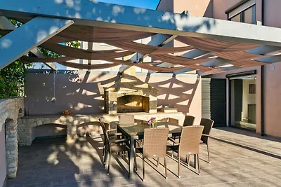 Spaziosa villa a Pola con piscina riscaldata
