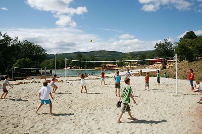 Vakantiehuis met terras op een ruim groen...