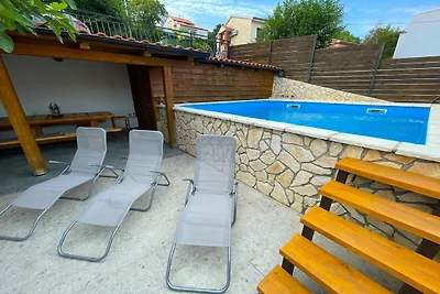 Apartment with swimming pool and sea view