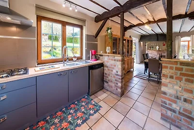 Ferienhaus mit Terrasse und Whirlpool in...