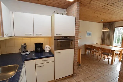 Bungalow in Den Burg met zwembad