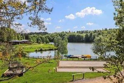 Ländliches Chalet mit Seeblick in Limousin.