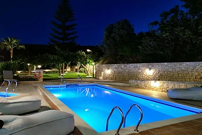 Villa in Kyrianna met verwarmd zwembad