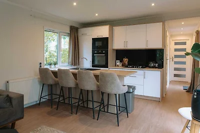 Modernes Ferienhaus mit hölzernem Whirlpool