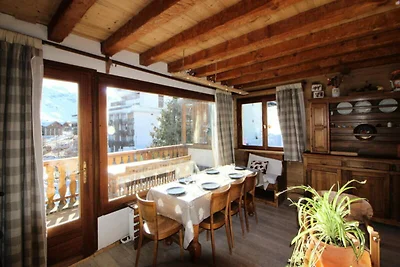 Traditionelles Chalet mit Holzdekor, sehr war...