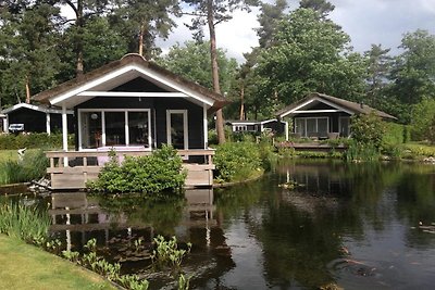 Haus auf Wasser, umgeben von der Natur...