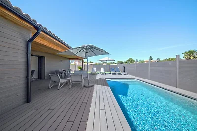Lecci se aloja con piscina climatizada.
