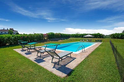 Ruhiges Ferienhaus in Ponsacco mit Pool