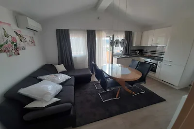 Cozy Apartments with Private Balcony Vinisce ...