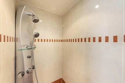 Comodo bungalow, doccia idromassaggio, in mez...