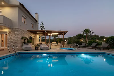 Villa in Kyrianna met verwarmd zwembad