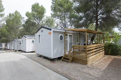Bungalow mit Terrasse und Parkplatz
