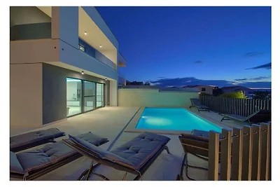 Dama mit Pool am Meer