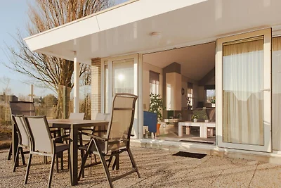 Freistehende Villa am Wasser mit Garten