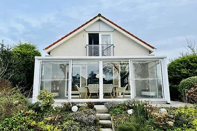 Deluxe-Bungalow am Wasser mit Steg