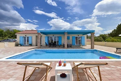 Villa in Sukošan mit Schwimmbecken
