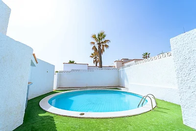 Attraente casa vacanze con piscina all'aperto