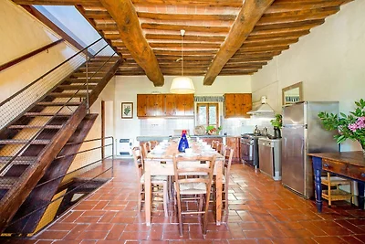 Ruhiges Ferienhaus in Ponsacco mit Pool