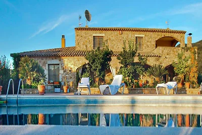 Villa mit Sonnenliegen