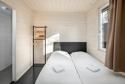 Moderne lodge met twee badkamers in een groen...