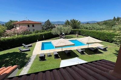 Villa seducente sulle colline toscane con...