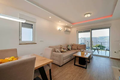 Exclusive Okrug Gornji Apartment with Shared ...