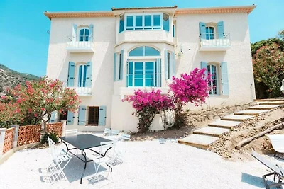 Villa in Aiguebelle mit Meerblick & Pool