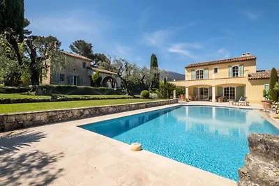 Villa in Roquefort mit Infinity-Pool