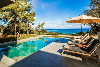 Villa fronte mare a Vasilikos con piscina
