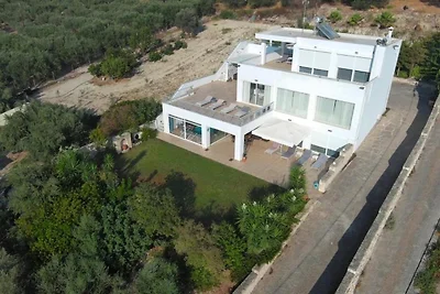 Moderne kretische Familienvilla mit Pool