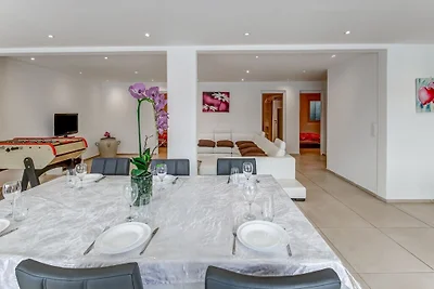 Schצnes Ferienhaus in La Chaux mit Whirlpool