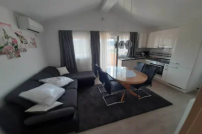 Cozy Apartments with Private Balcony Vinisce ...