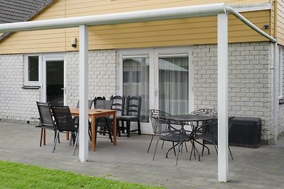 Geräumiges Ferienhaus mit Sauna in Strandnähe