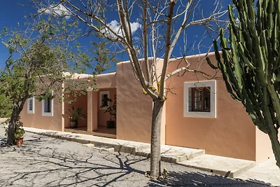 Schöne Villa in Sant Carles mit Pool