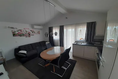 Cozy Apartments with Private Balcony Vinisce ...