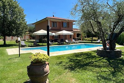 Villa seducente sulle colline toscane con...