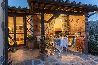 Charmantes Ferienhaus in Uzzano mit Garten
