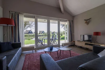 Kompakter Wellness-Bungalow am Wasser