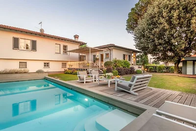 Villa a Pietrasanta vicino Alpi Apuane