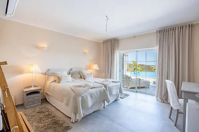 Schöne Villa in Budens mit Pool