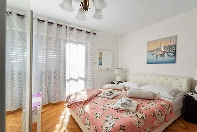 Wohnung in Šibenik-Brodarica mit Balkon