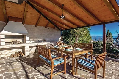 Two Bedroom Holiday Home with Sea View