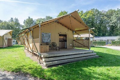 Bella tenda safari con bagno, in un parco vac...