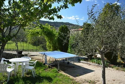 Cottage attorno alla piscina in una villetta