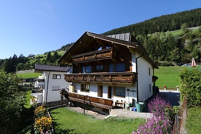 Appartement in Mayrhofen met een balkon