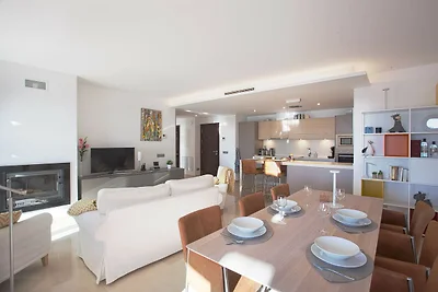 Modernes Apartment mit Balkon