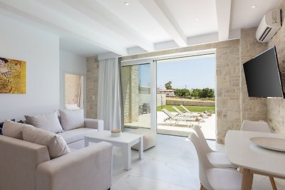 Fenced villa in Damnoni