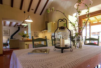 Schönes Ferienhaus in Issac mit Schwimmbad